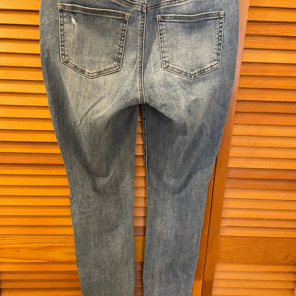 Chico’s Lightly Distressed Pull-On Jeggings, Size 2R, Faded Blue Denim. - Picture 10 of 12